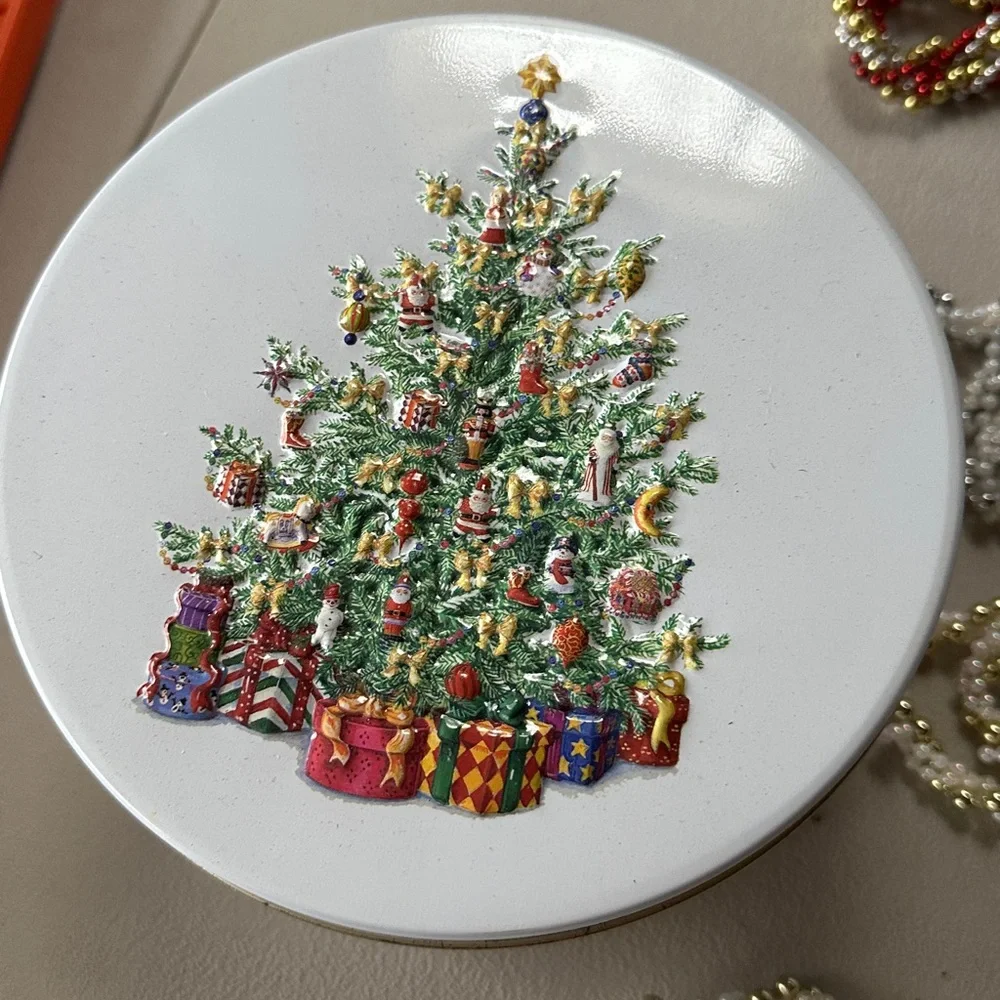 Christmas Tin Canister with Beaded Garlands